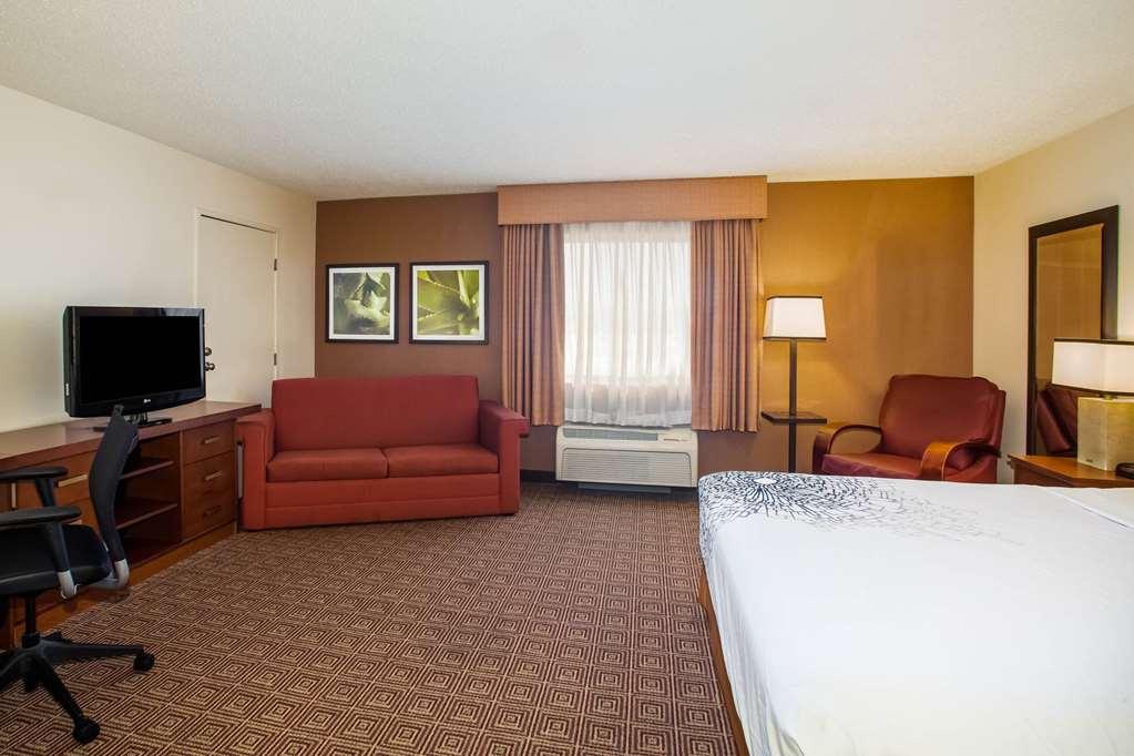 Baymont By Wyndham Columbia, Mo Hotel Room photo